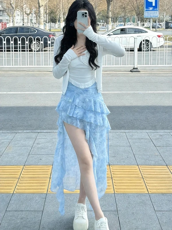 

Комплект из трех предметов: топ на бретельках, кардиган и асимметричная юбка в стиле «Dopamine Tone Spicy Girl» — модный женский весенний ансамбль