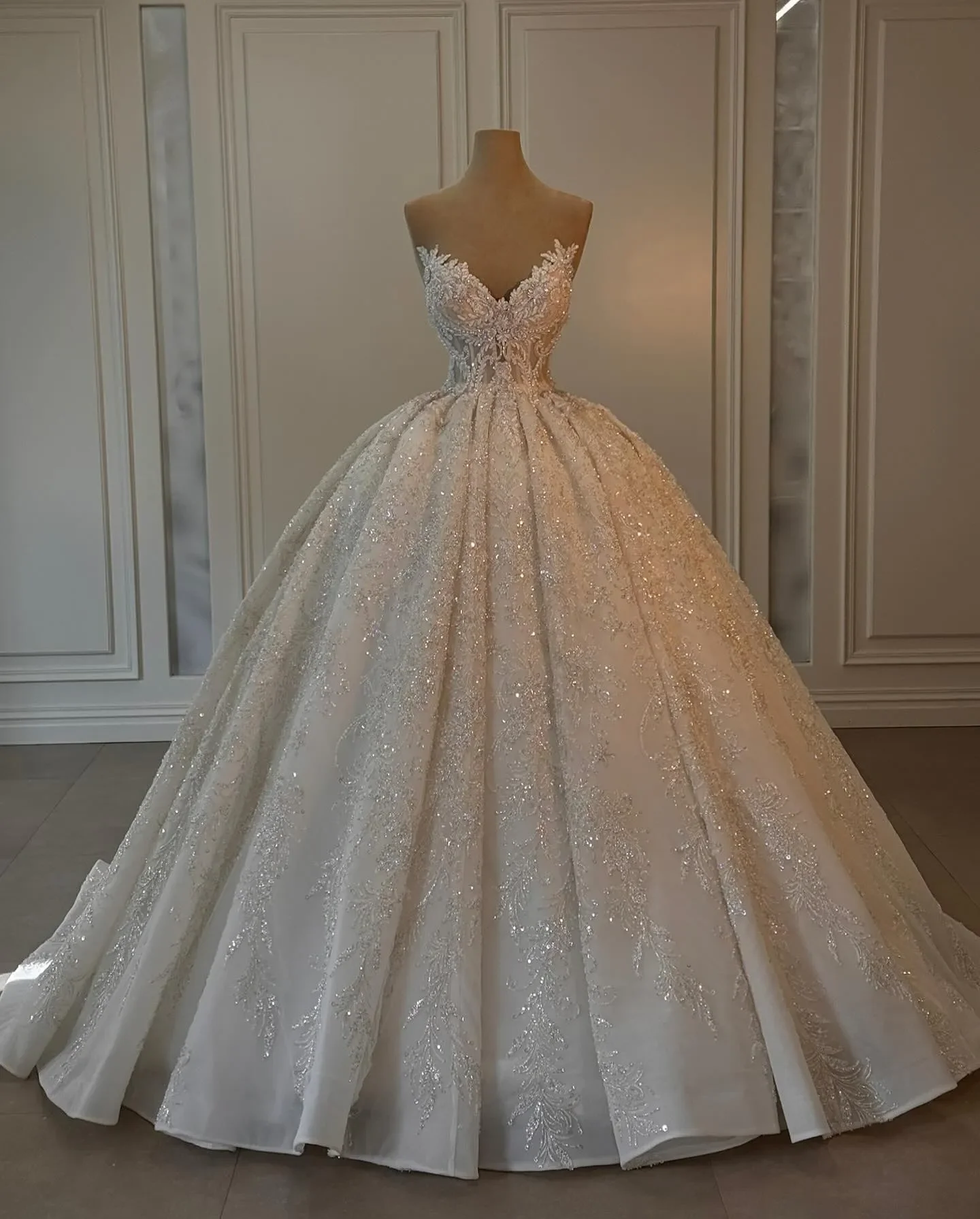 Customized Crystal Princess Ball Gown Wedding Dresses Sleeveless Sweetheart Bridal Gowns Sequins Pearls Beads Vestido de novia