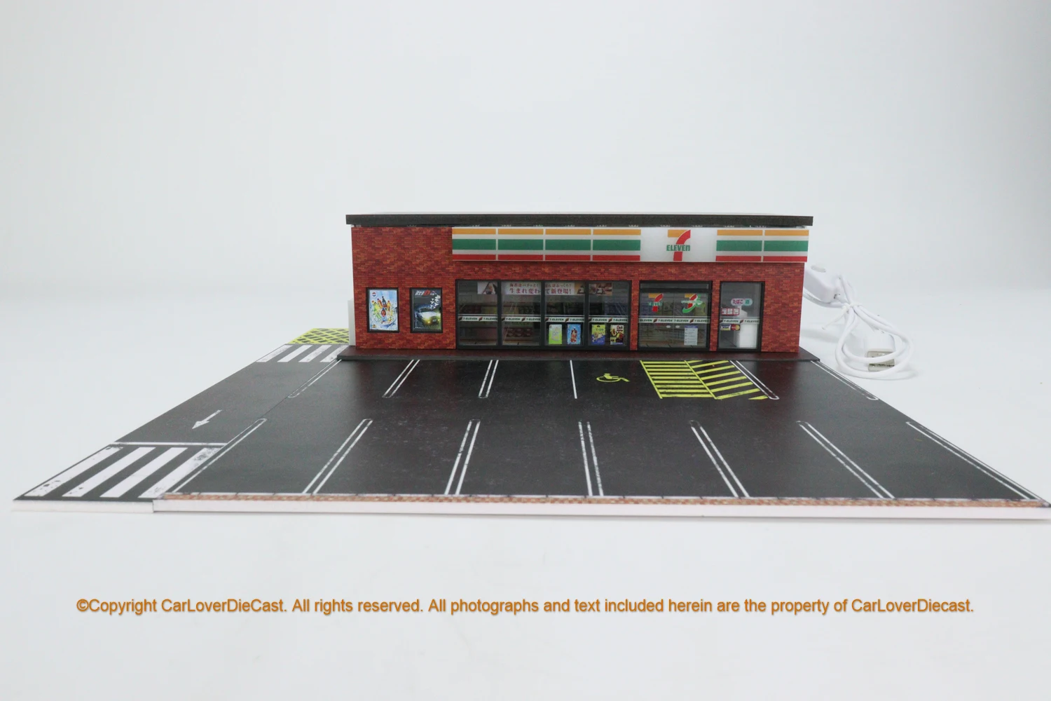 G-FANS Model 1:64 Led Light Diorama FamilyMart 711 Convenience Store Building w/Parking