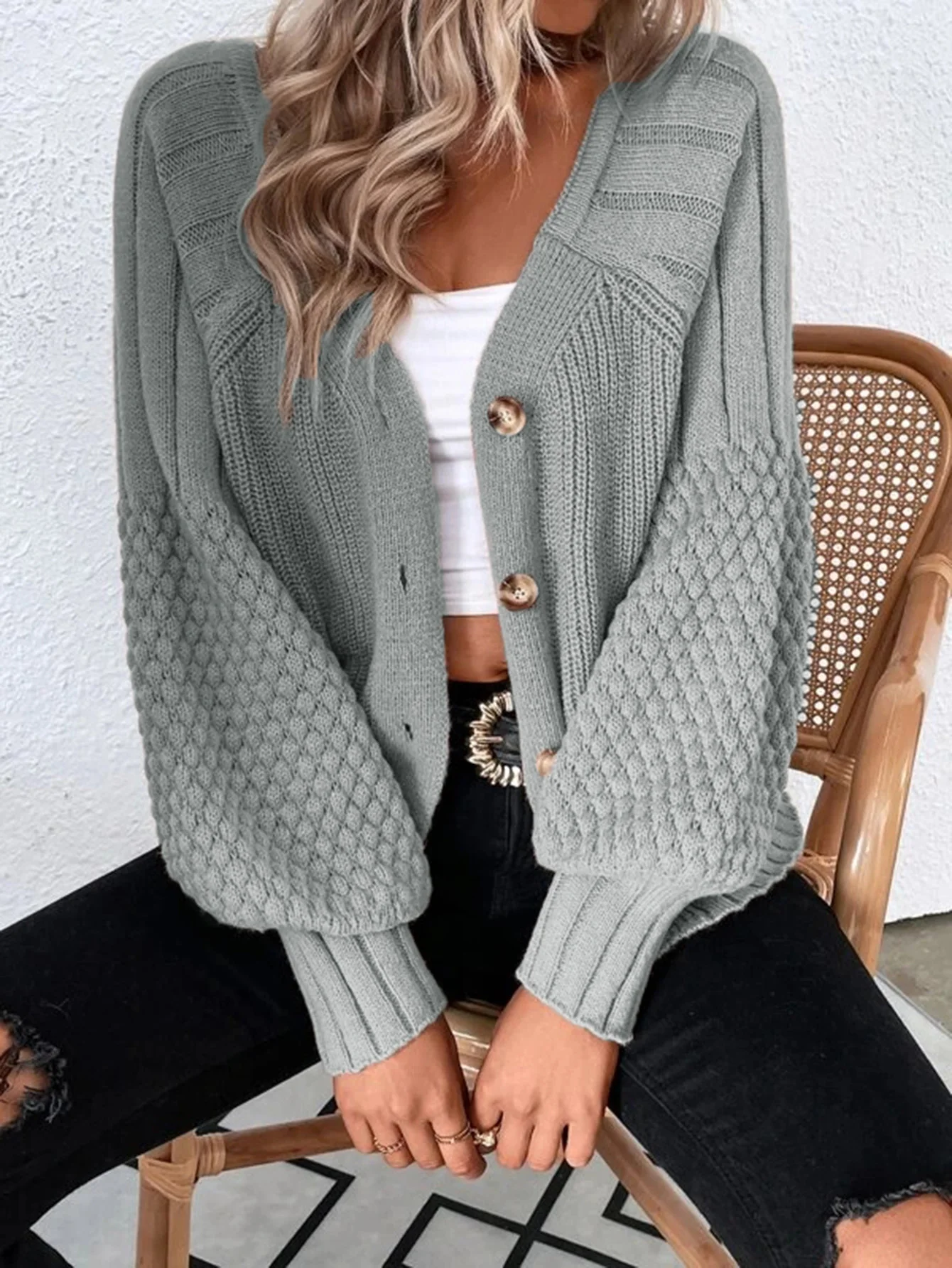 Winter and autumn knitted V-neck button-up pullover with a loose fit that flatters the figure and makes the body look slimmer.