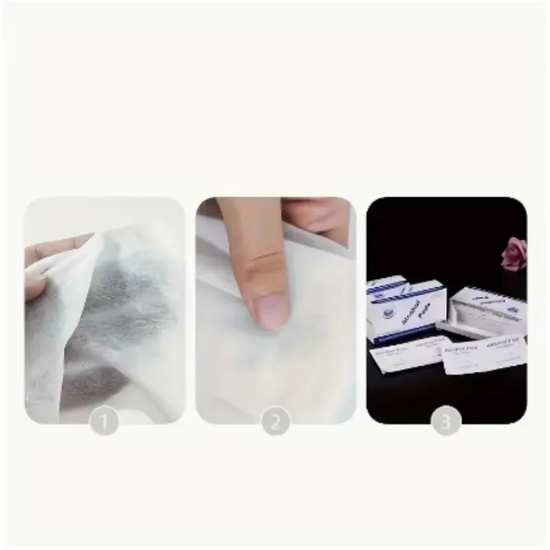 مسحة كحول 75% يمكن التخلص منها لتطهير الجروح، لوازم صندوق الإسعافات الأولية الأساسية لتحضير الكوارث المنزلية.