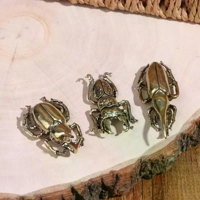Retro-geïnflueerde koperen keverornamenten Nieuwigheid Vintage tafelbladdecor gemaakt van metaal voor thuis en op kantoor.