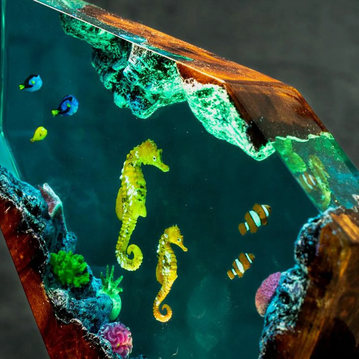 

Creative Seahorse and Blue Tang Fish Resin Night Lamp Decorative Piece for Oceanic Biological Exquisite Home Decoration Gift