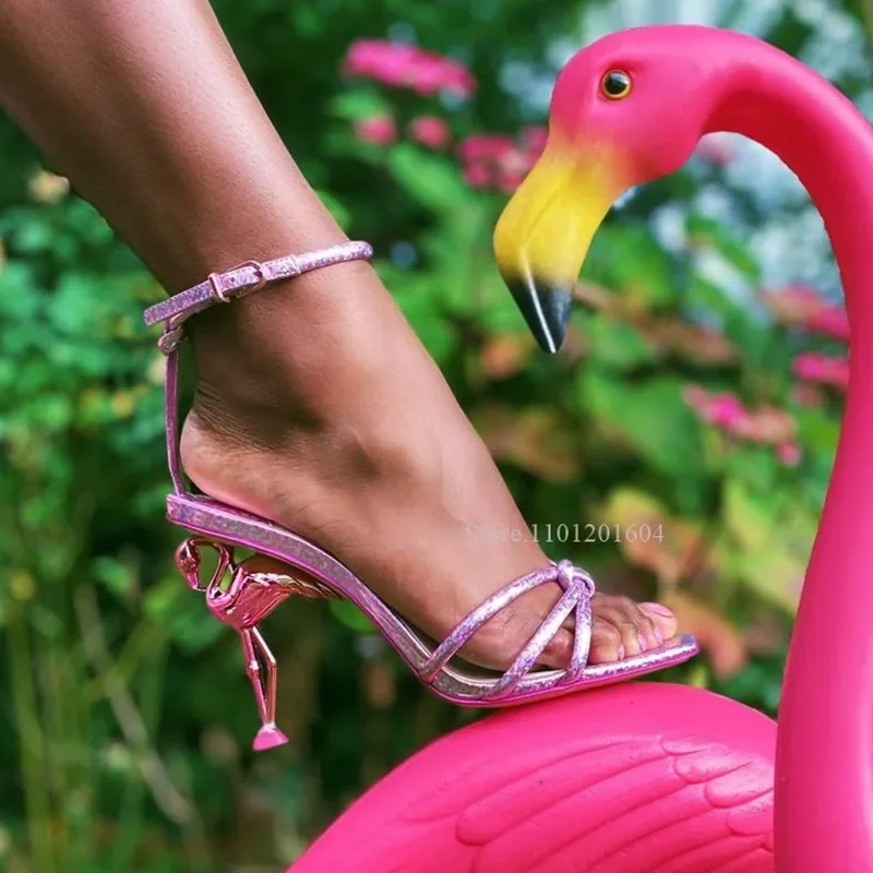 Rosa vermelha pássaro salto mulher cor aberta listrado cinto sandálias bling estilingue sandálias brilhantes dedo do pé redondo ouro sapatos de moda moderna