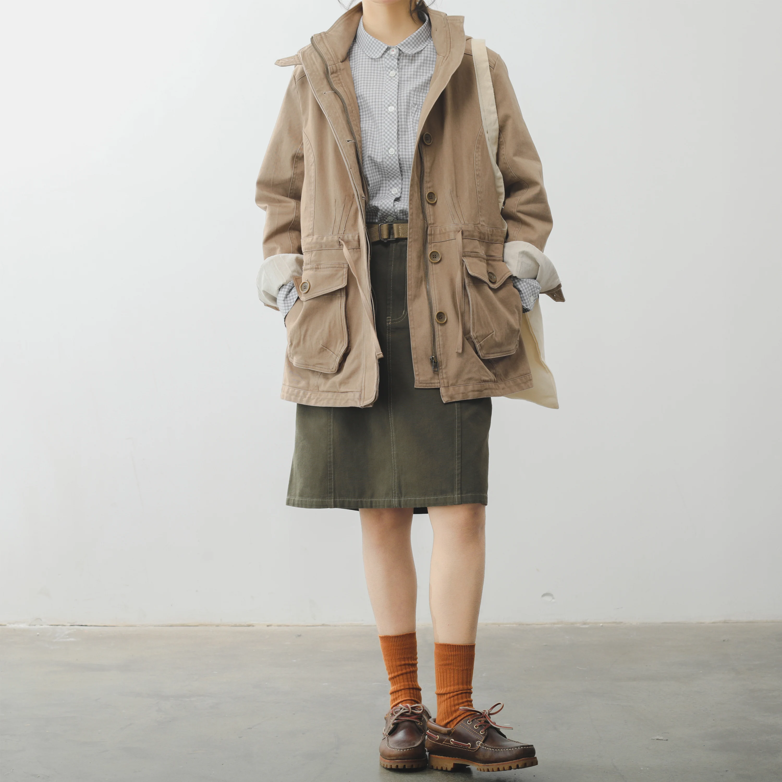 

Retro Briti Sle Workwear Jaet Coat for Women Cotton Long Sve Button Closure Mid-Length Coat with Hat Tee Lle Goods