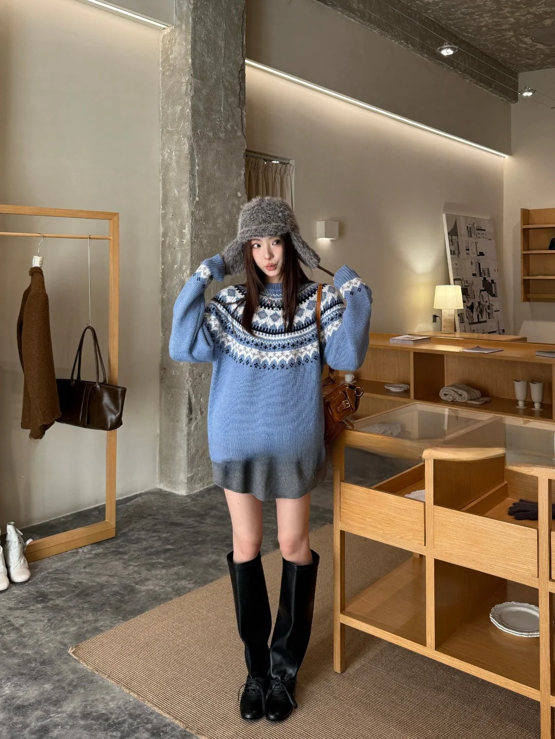 

Ретро-свитер Pure Desire Color Blo Knit: Свободный, универсальный женский топ с длинными рукавами и круглым вырезом, теплый и уютный, для осени и зимы.