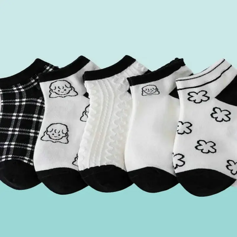 Chaussettes confortables en polyester et coton pour femmes, 5/10 paires, décontractées, de haute qualité, mignonnes, noires et blanches, à tube bas, à la mode