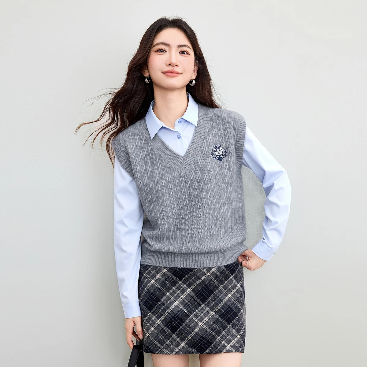 

SENTUBILA женский вязаный жилет, осень 2021, свитер контрастного цвета в студенческом стиле с v-образным вырезом, топ без рукавов с вышивкой медведя W53JB3404