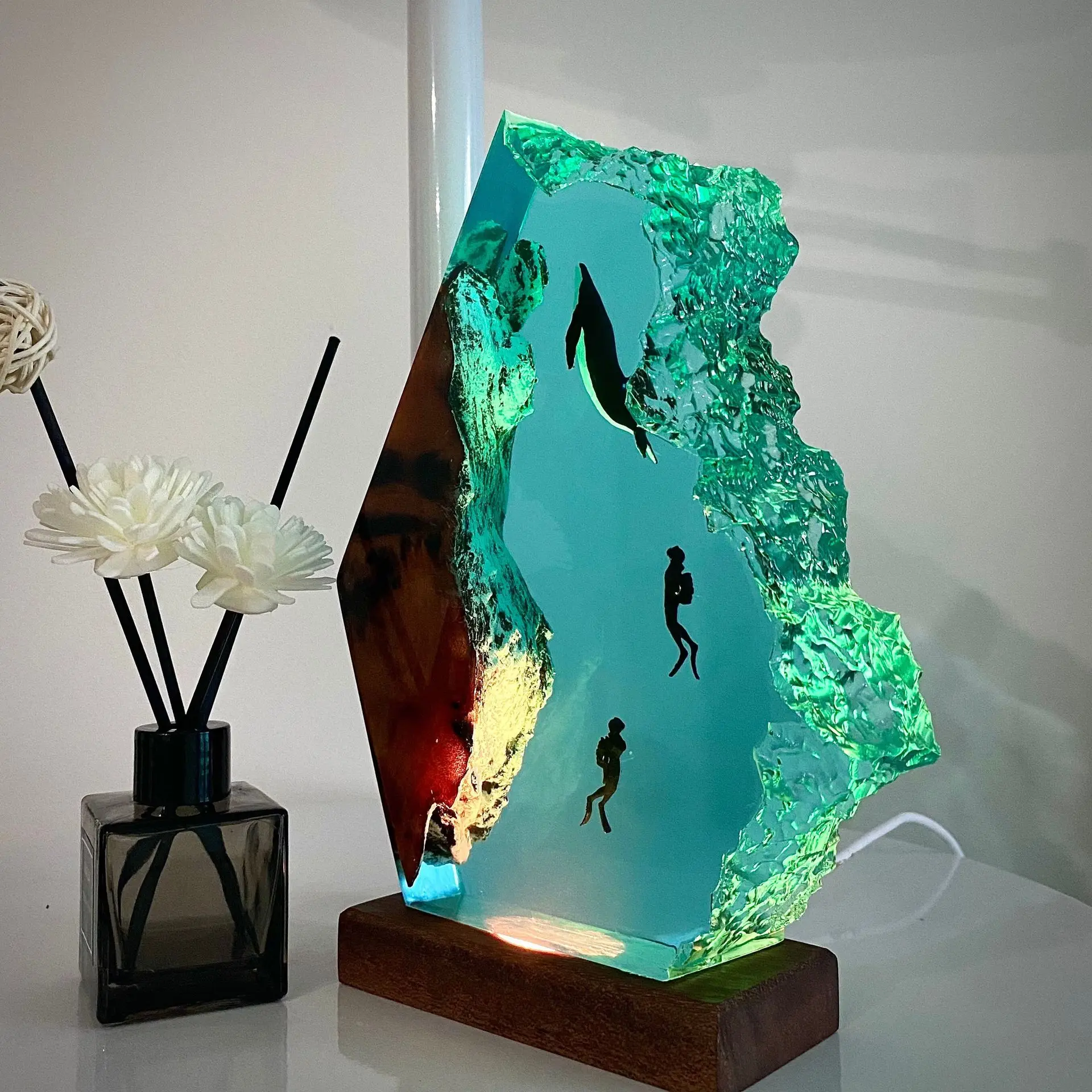 Epoxy Resin Ocean Sculpture Ornament Humpback Whale and Couple Diver Deep Blue Ocean Unique Home Decoration Crafts