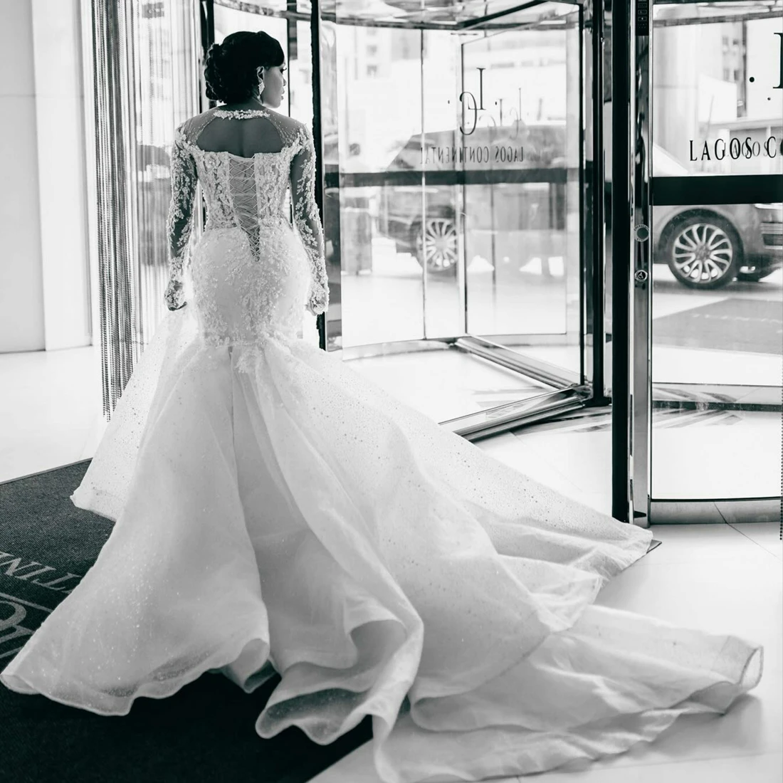 맞춤 제작된 시스루 네크라인 반짝이는 아플리케 비즈 브라이덜 드레스, 아프리카 교회용 긴팔 웨딩 가운