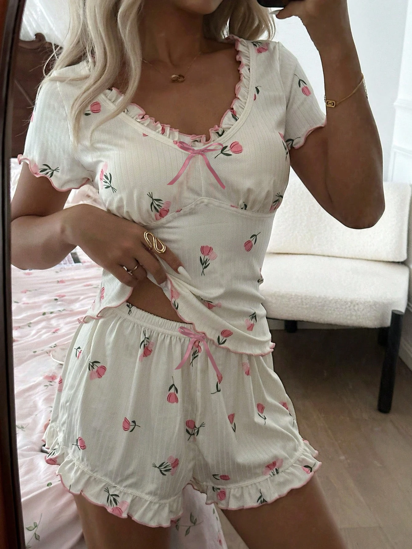 Damen-Pyjama-Set aus weichem, cremefarbenem Rippstoff, rosa Tulpenmuster, Rüschen, V-Ausschnitt, Schleife, kurze Ärmel und Shorts, süße zweiteilige Loungewear