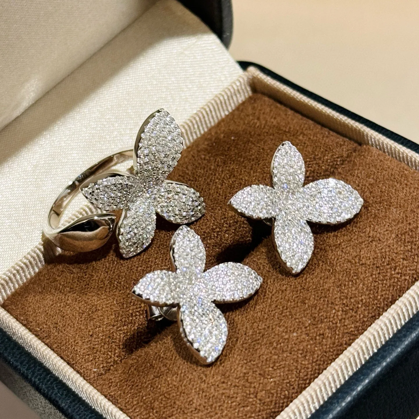 

Fine S925 Sterling Silver Clover Flower Diamond Crystal Premium Ring Earrings Woman Banquet Jewelry