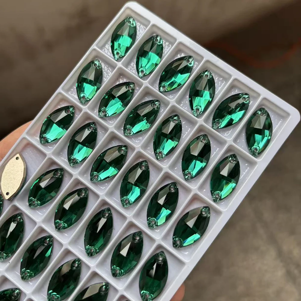 Smaragdfarbene Strasssteine in verschiedenen Formen zum Nähen, grüne Flachsteine, DIY-Zubehör, Kristalle, Bastelzubehör, Diamanten für Taschen. – Detail 2