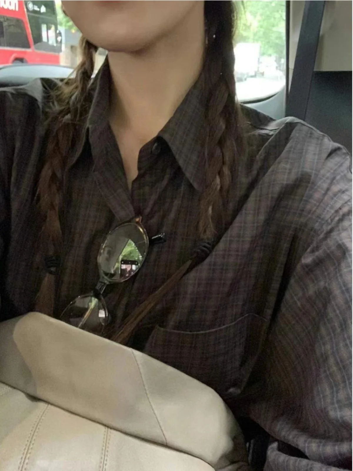 Csa Fena Casual de Manga Longa com Estampa Xadrez Retrô Solta, Detalhe de Botão, Material de Aodão, Gola Dobrável