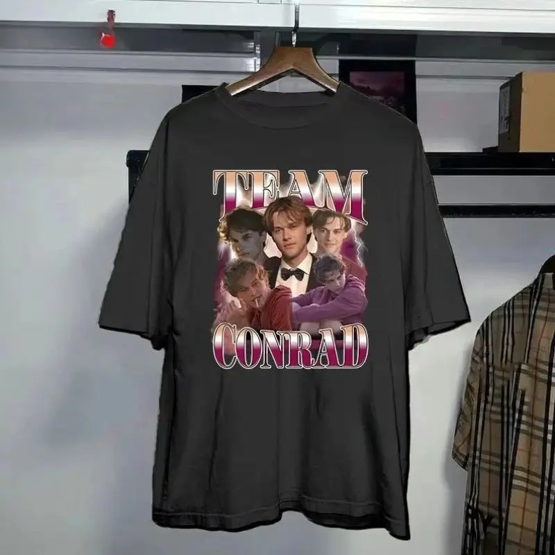 Y2K خمر كونراد فيشر عشاء مروحة قميص فريق كونراد الصيف تحولت جميلة المحملة الرجعية الرومانسية الأعلى الجرافيك تي شيرت للجنسين