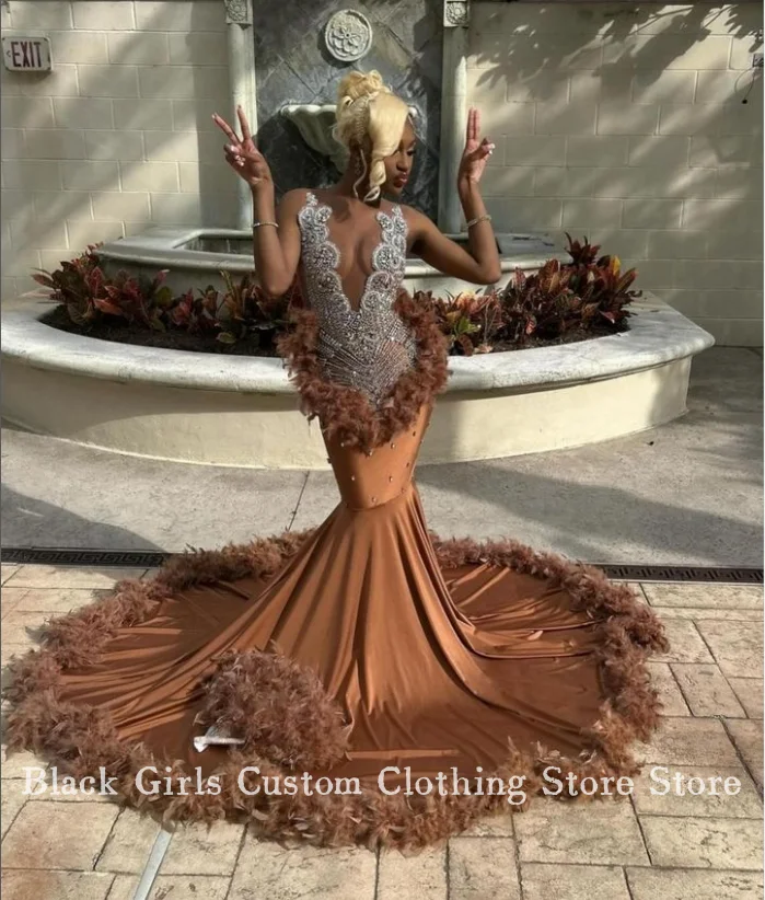 Luxury Brown Sexy Prom Prom Dress Brown Crystal Beaded Applique Feather Mermaid Black Girl Evening Dress فساتين للمناسبات الرسمي