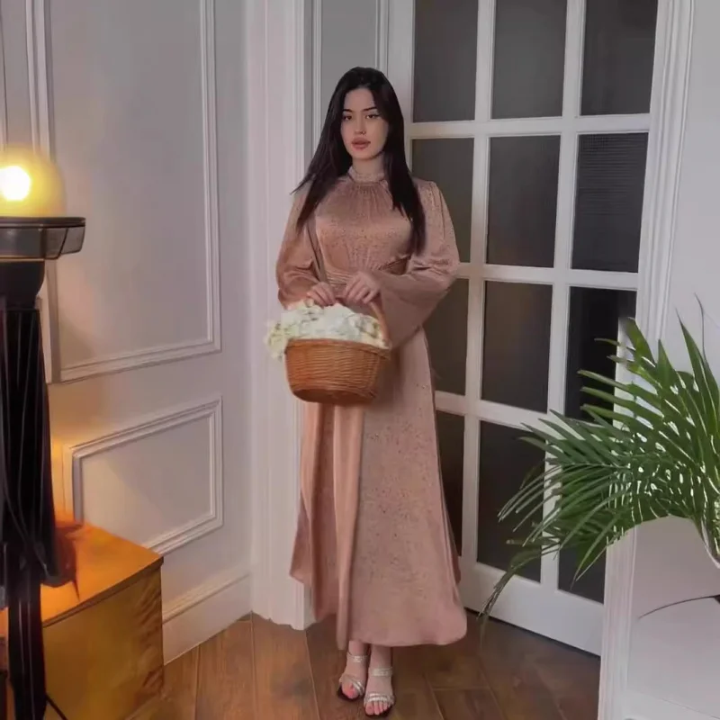 เดรสยาวพิมพ์ลายผ้าซาตินผูกเชือกสไตล์หวานละมุน ปี 2025