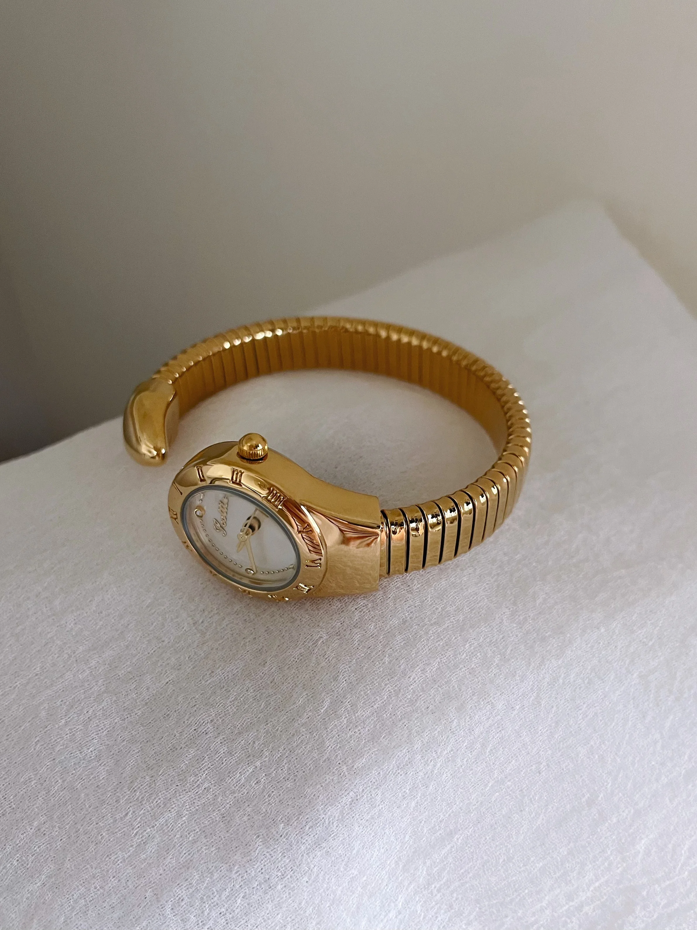 New DesignWomen'S Watch Simple And Elegant Small Round Dial Chain Strap Fashionable Compact And Exquisite Suitable For Students.