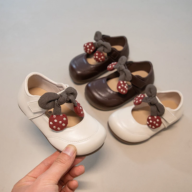 

Детские кожаные туфли для девочек с милым бантом, новинка 2026 года, весна-осень, для малышей, для школы, танцев, на плоской подошве, с мягкой подошвой, шикарные, для принцесс, для праздничных нарядов
