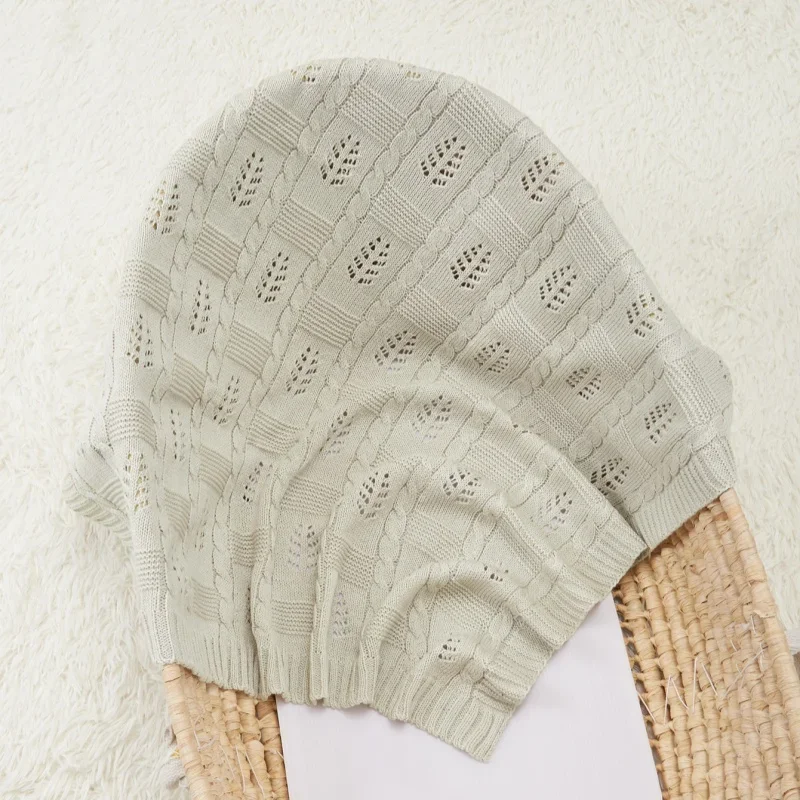 

Вязаное детское одеяло с выдолбленным рисунком листьев, мягкое и дышащее, идеально подходит для всех сезонов, доступное в серо-фиолетовом и белом цвете