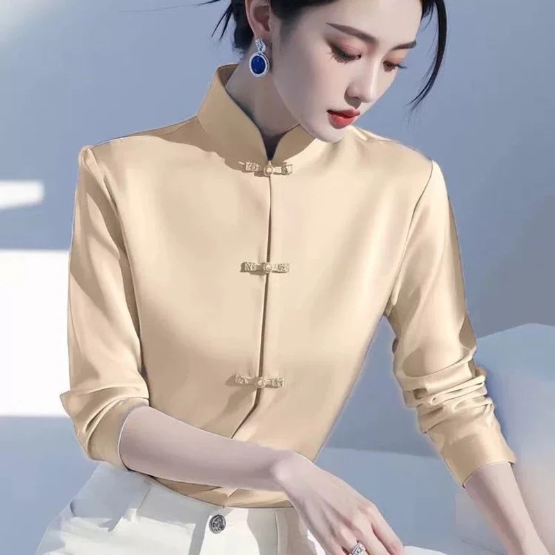 أنيقة الساتان عادي قميص المرأة 2026 جديد الوقوف طوق النمط الصيني الفاخرة الضفدع زر فريد الأزرق قميص الموضة الصينية الجديدة