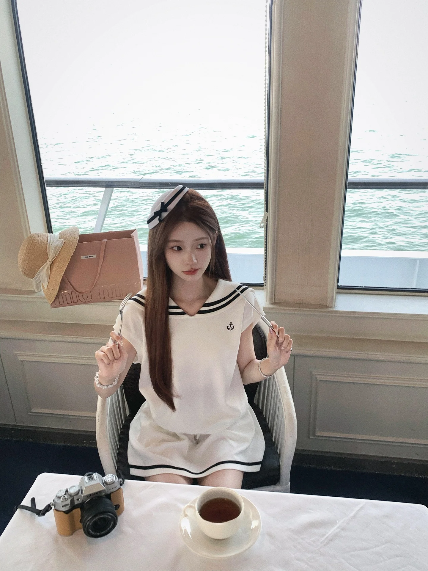 

Спортивный комплект Coolline: комфортный костюм из двух предметов с темно-синим воротником, юбка с высокой талией, повседневный летний вариант