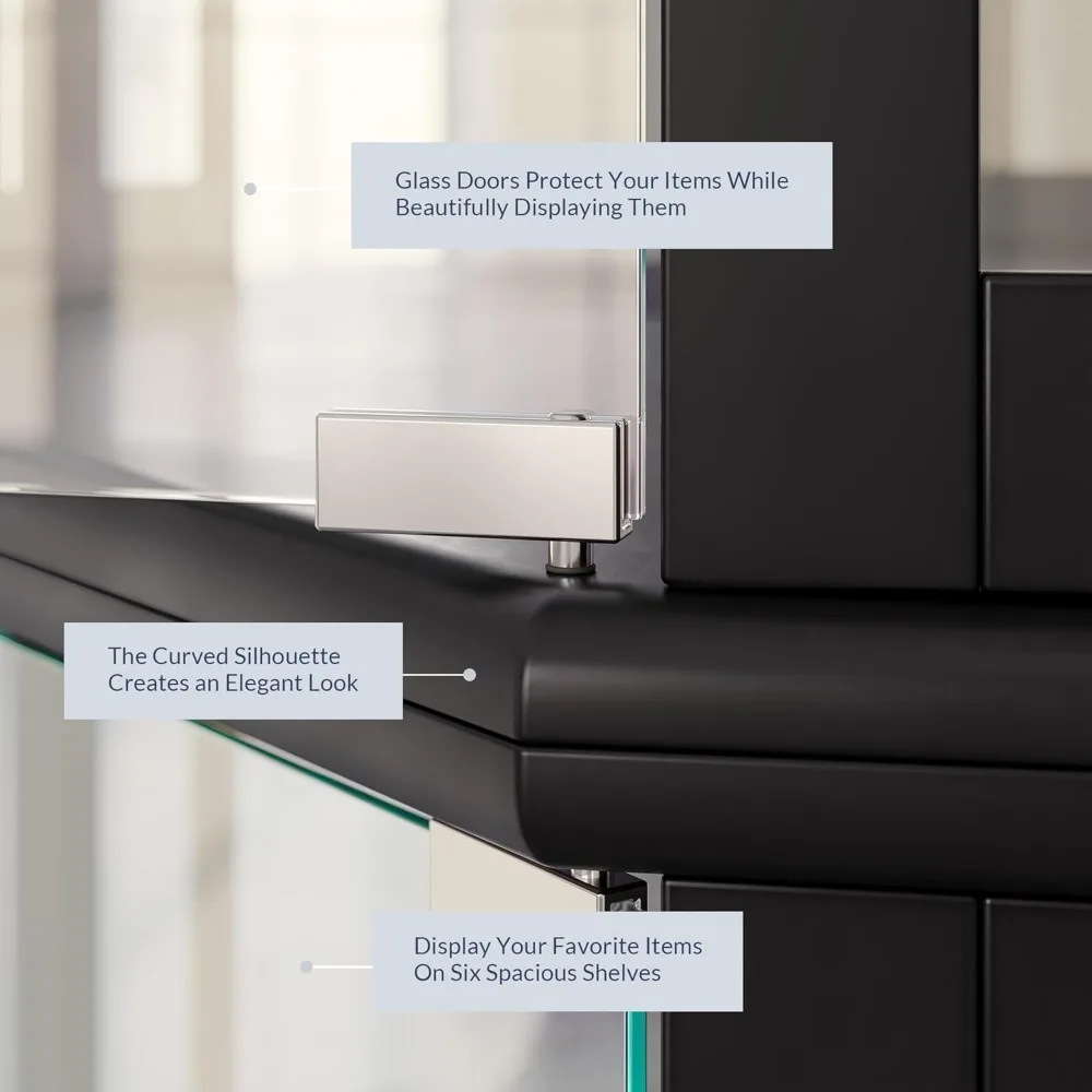 Verlichte 3-zijdige glazen vitrinekast met gebogen houten hoeken, planken van gehard glas en ingebouwde verlichting