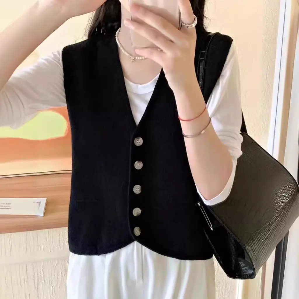 

Women's Korean-style Retro Sleeveless V-neck Knitted Cardigan Vest Loose Fit Autumn Fashion Stackable Top