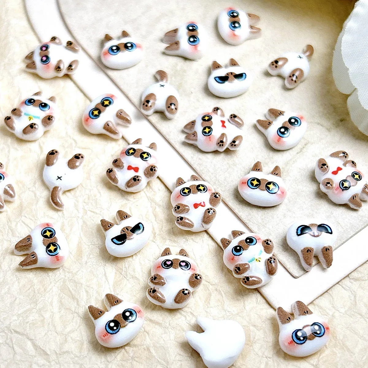 30PCS Doppel Farben Leuchtende Kawaii Katze Nagel Charms 3D Kreative Lustige Ausdrücke Katze Harz Nail art Dekorationen DIY Maniküre