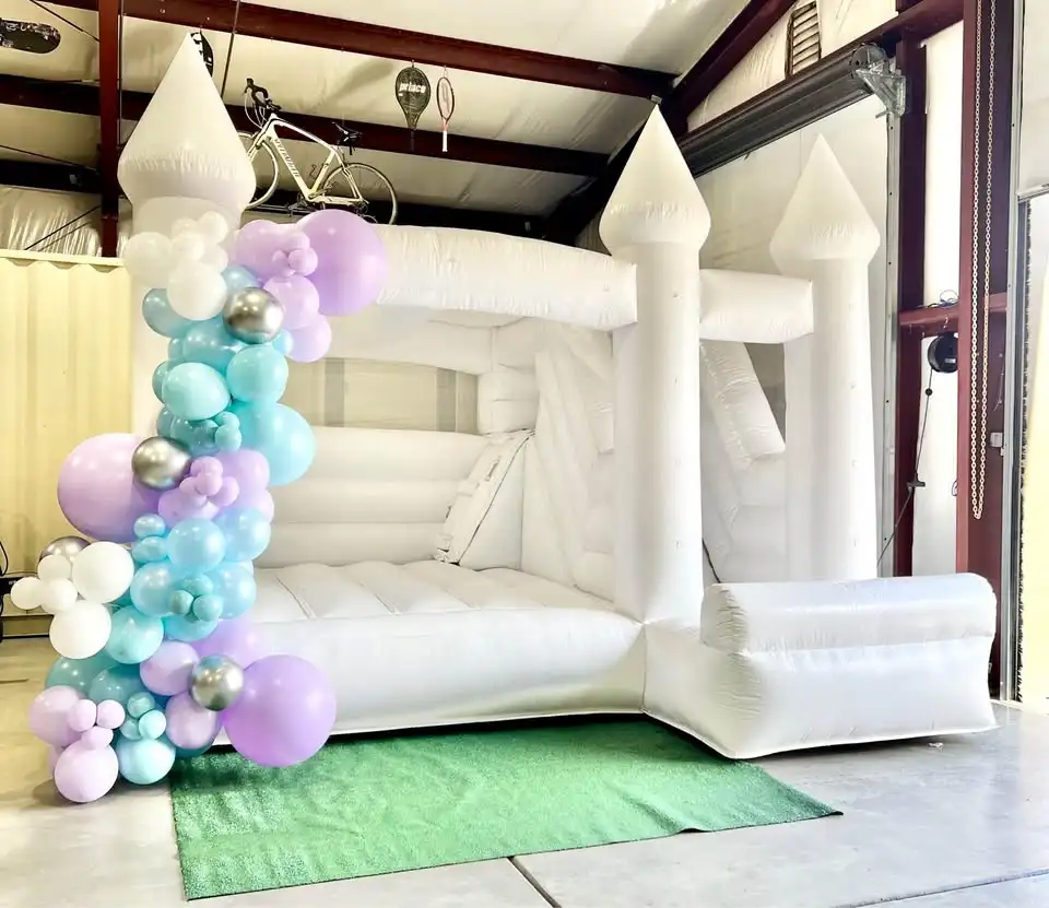 Casas de rebote blancas inflables comerciales de PVC de 15x13 pies con tobogán, castillo de rebote blanco, Combo de hinchador de aire con personalización de soplador