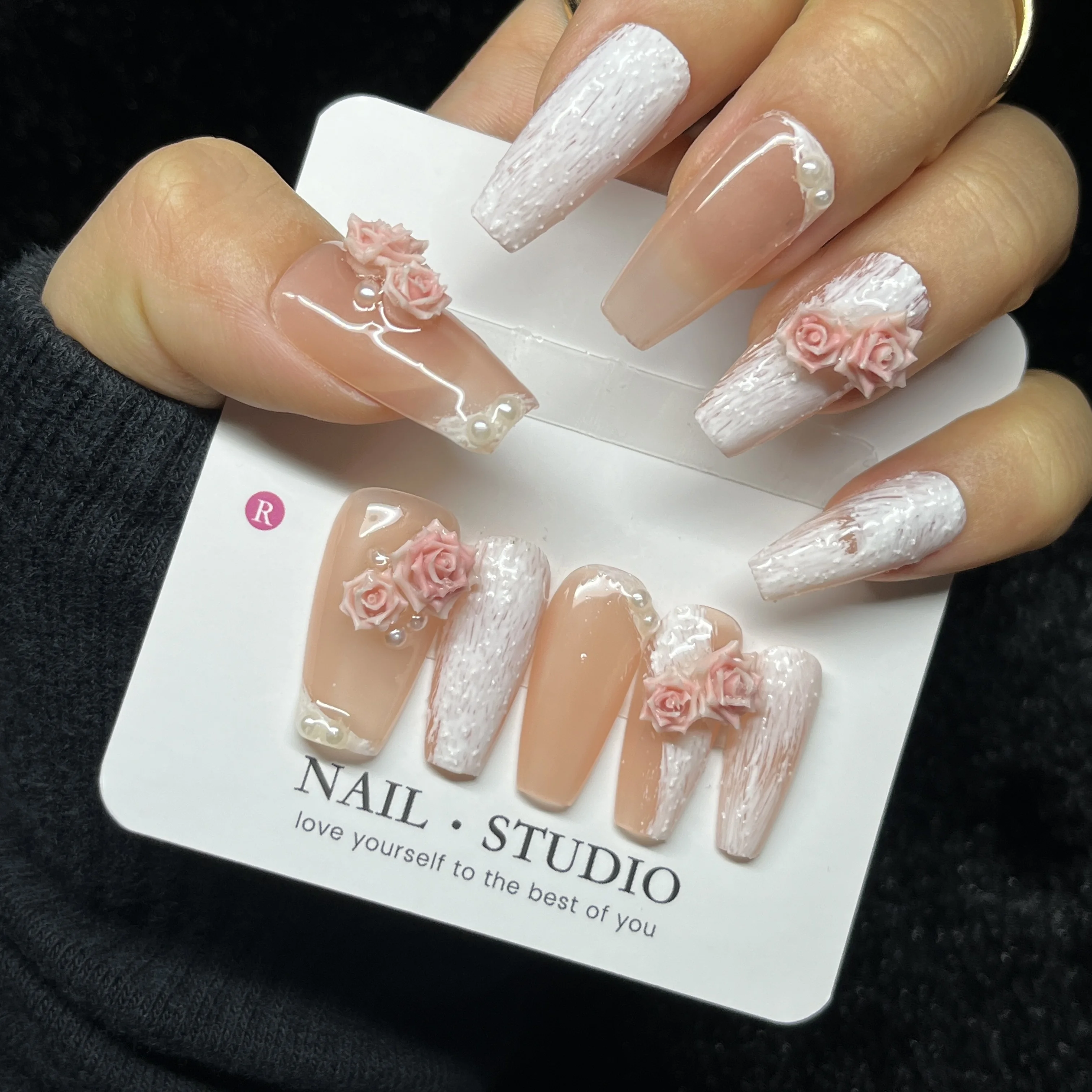 10 Uds. De uñas postizas rosas con purpurina, ataúd largo, diseño de mariposa rosa 3D con detalles plateados, uñas postizas elegantes hechas a mano para mujeres