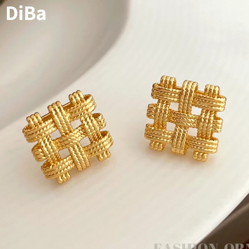 Modern takı tatlı kore mizaç altın renk kare saplama küpe kadınlar için parti hediyeler sadece tasarım aksesuarları