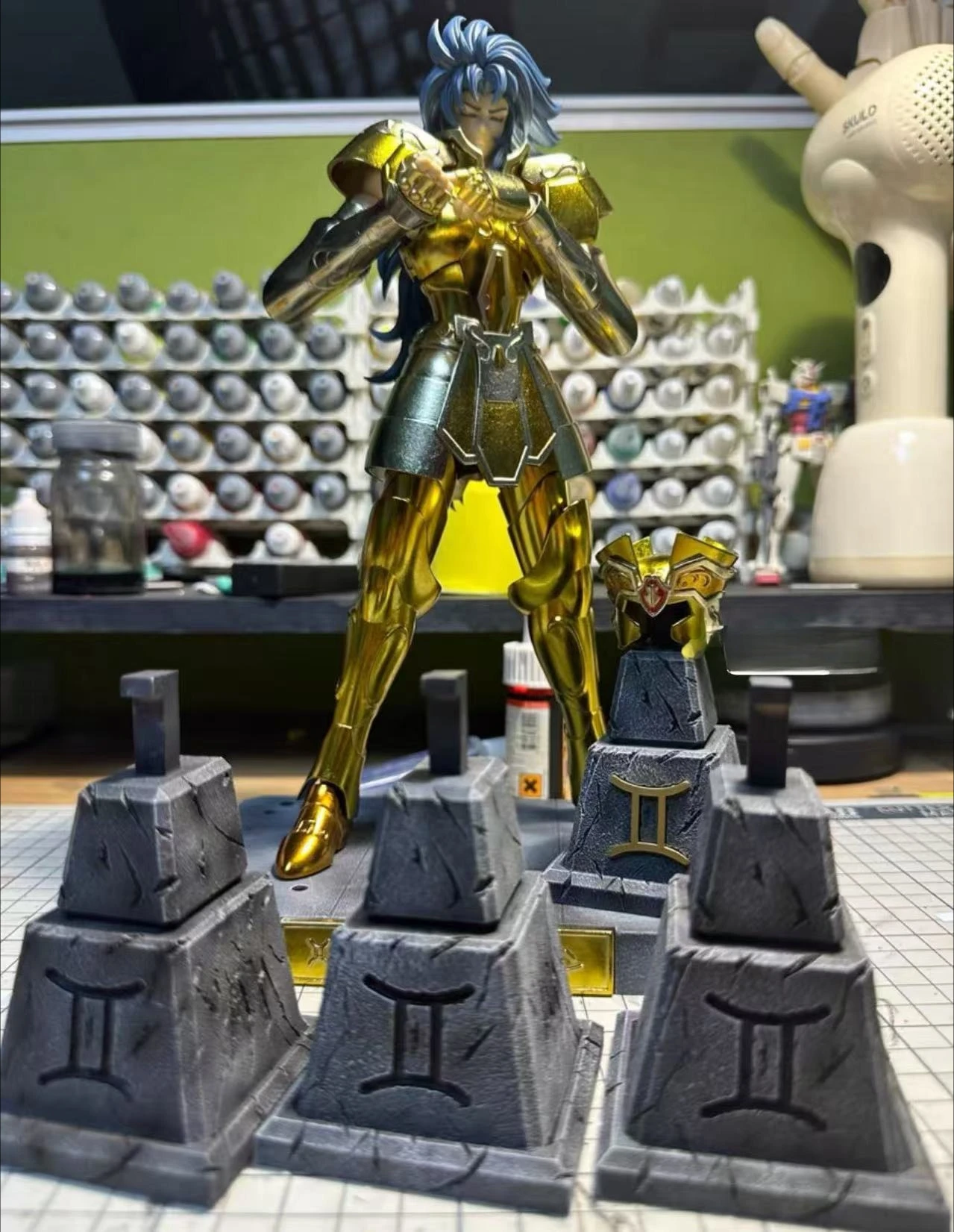 

Saint Seiya Myth Cloth EX Helmet Stand/Support/Scaffold For Leo/Lion Aiolia Gemini Saga Plus Knights of the Zodiac Action Figure