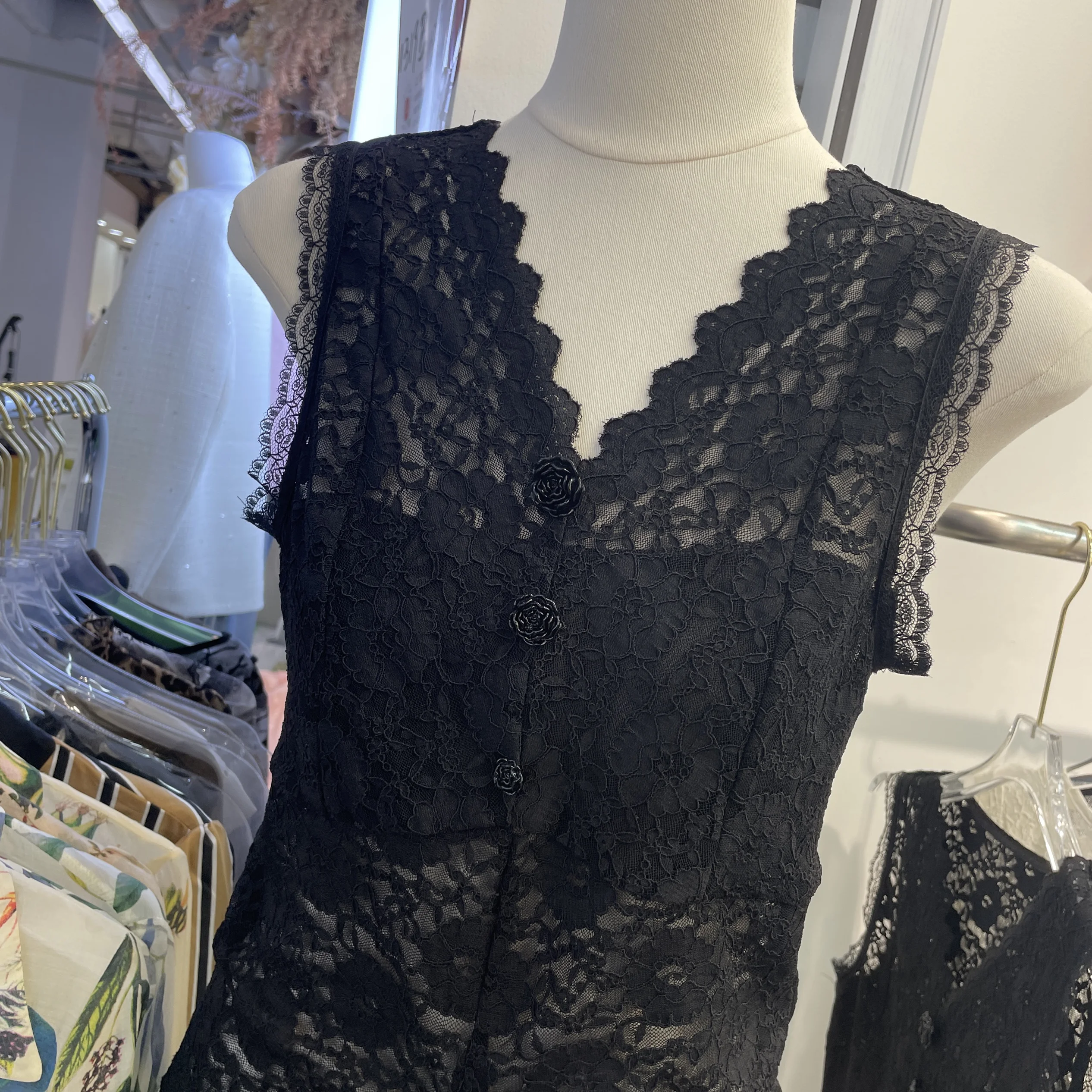 V넥 레이스 트림 홀로우 아웃 플라워 버튼 베스트 여성용 프론트 스플릿 베이스 탑 2025 봄 여름 신상 슬레 출퇴근 스타일