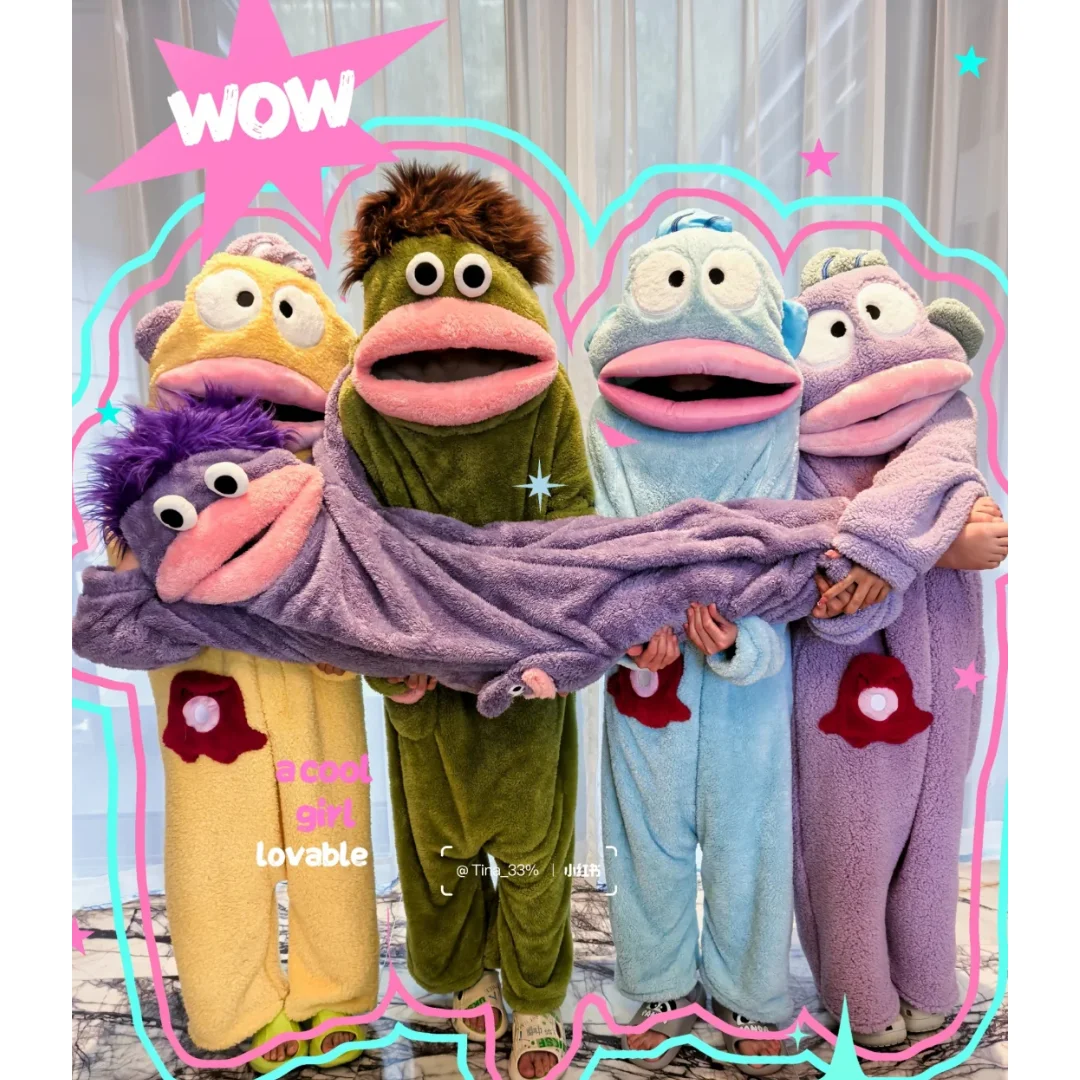 2026 Niedlicher Fisch-Monster-Cartoon-Pyjama aus Korallenfleece, Dicke Loungewear, Bademantel in Grün, Lila, Rot, Verschiedene Stile für Damen und Herren