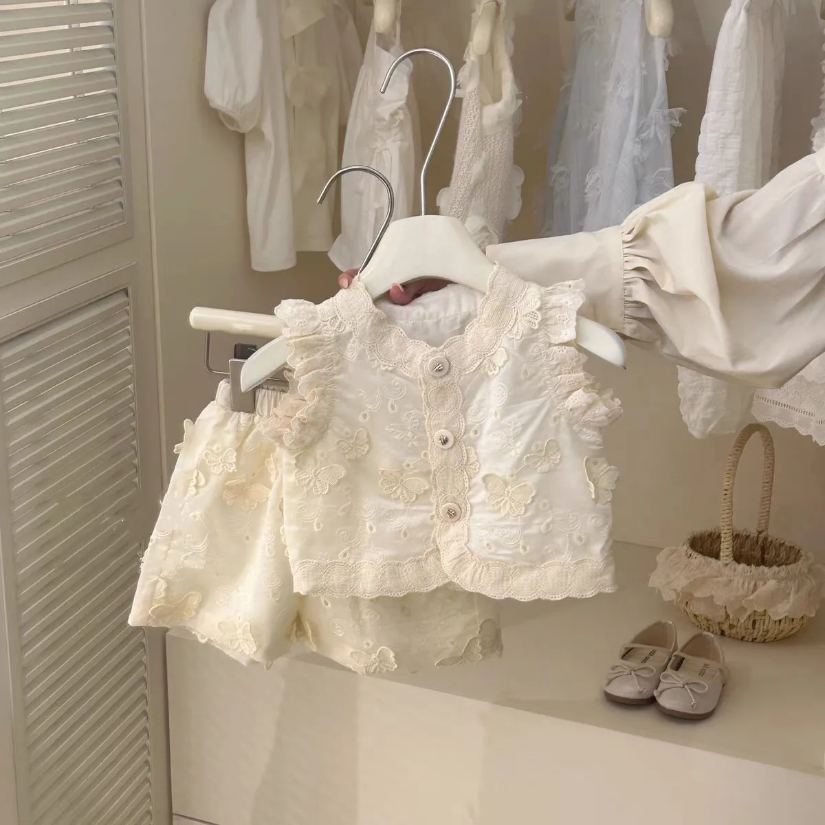 

Girls' Summer New Set Children's Embroidered Lace Elegant Sweet Top Shorts Baby Two Piece Set