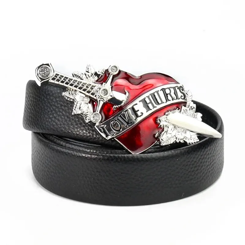 الحب يؤلم القلب والسيف حزام مشبك فريد من نوعه نمط فاسق مادة معدنية متينة دبوس مشبك الحرف مثالية لراكبي الدراجات النارية وأحزمة الروك