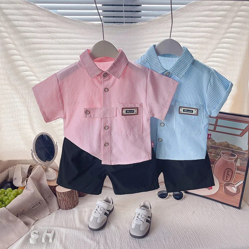 طقم ملابس بوتيك للأطفال الأولاد 2026 قمصان صيفية جديدة مخططة عمودية بأكمام قصيرة ملابس علوية وسراويل قصيرة قطعتين ملابس أطفال