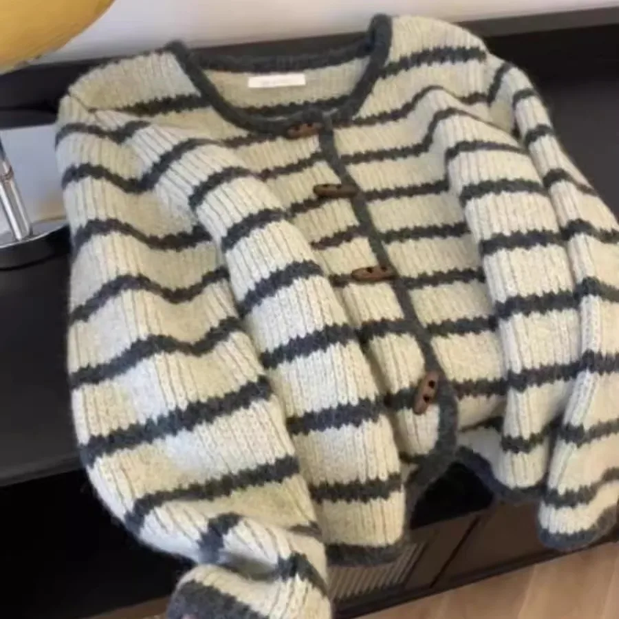 

Вязаный джат в полоску в стиле ретро, женский свободный свитер с V-образным вырезом, кардиган, милый, осенне-зимний, ленивый модный, на пуговицах