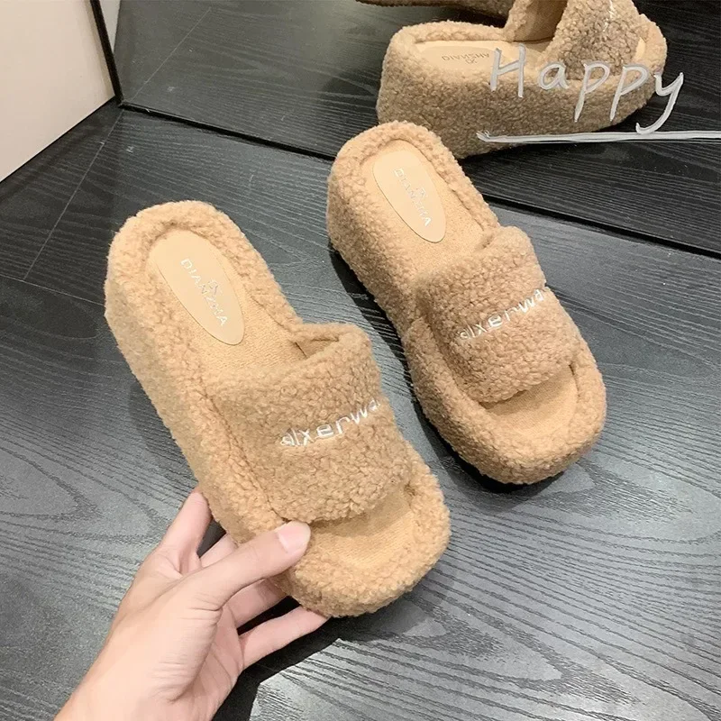 Autunno e inverno fuori stagione che indossa pantofole in peluche con tacco inclinato per le donne Pantofole in cotone Matsuke con suola spessa di