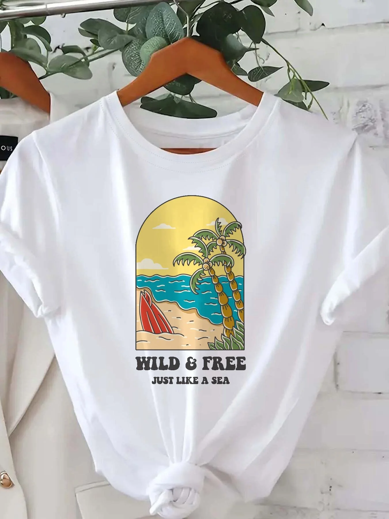 

Футболка с короткими рукавами и мультяшным пляжным пейзажем и буквенным принтом, повседневный и универсальный стиль, подходящая для женщин на каждый день и прогулок.