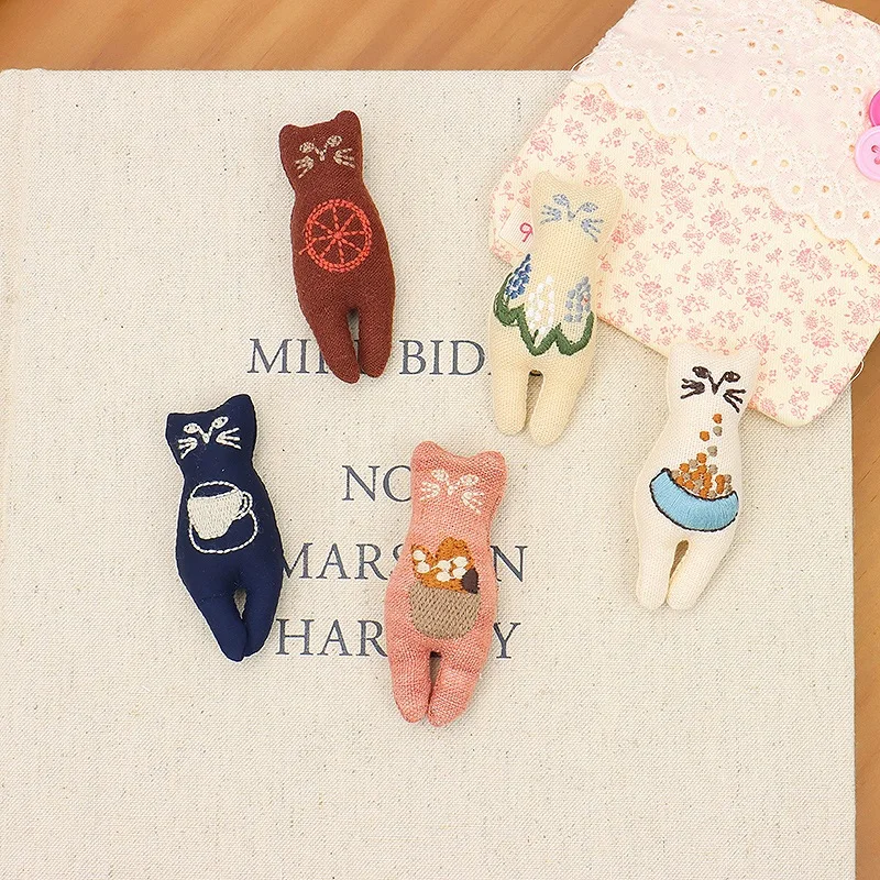 

Cotton Linen Cat Brooch Handmade Fabric Cartoon Kitten Pin New Adorable Fashion Accessory for Clothing Hair Decoration