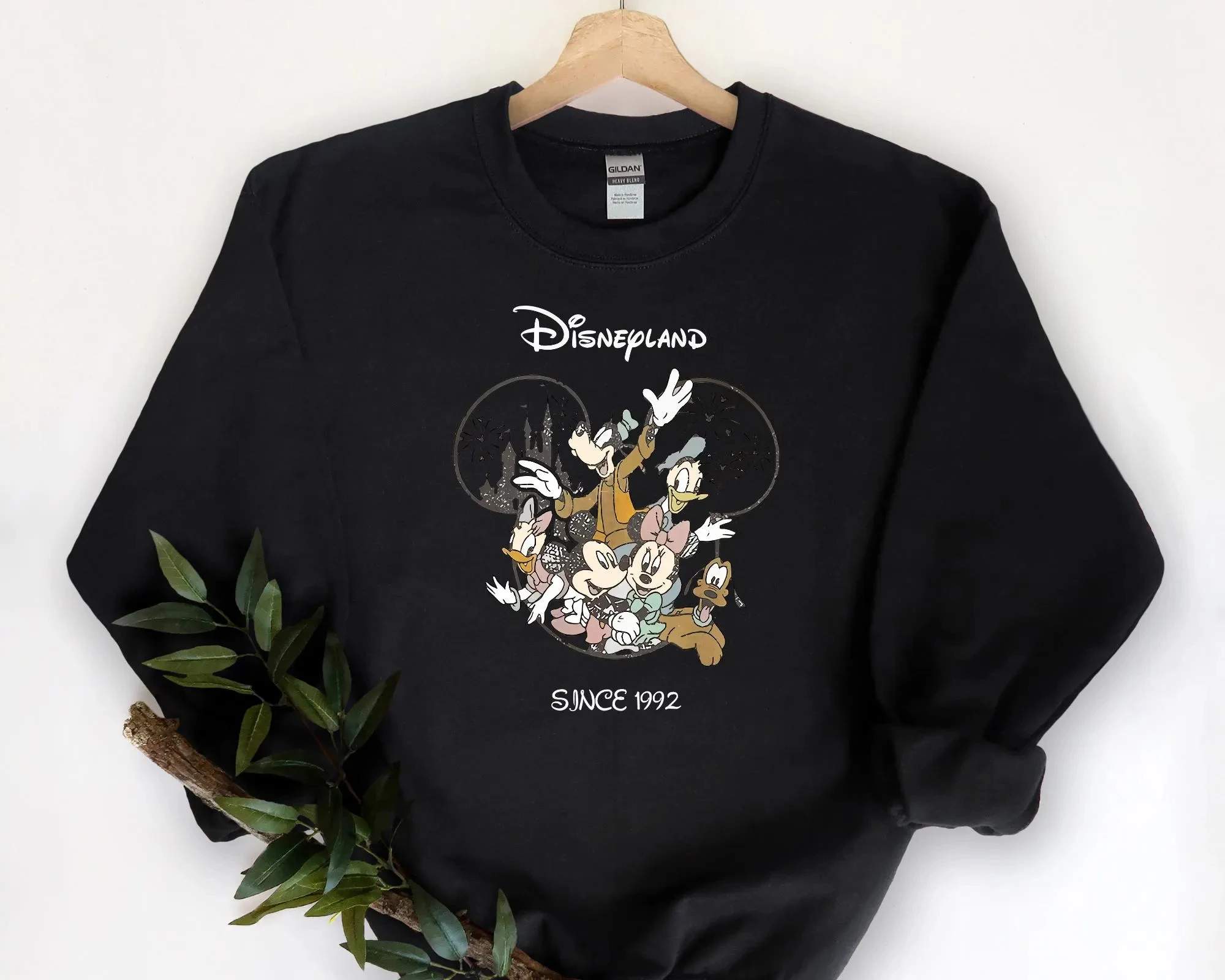 เสื้อพูลโอเวอร์พิมพ์ลายธีมดิสนีย์มิกกี้เมาส์ปี 2025 ชุดกีฬาอุ่นๆ สำหรับเด็กผู้หญิงสไตล์อเมริกัน ใส่สบายในฤดูใบไม้ร่วงและฤดูหนาว