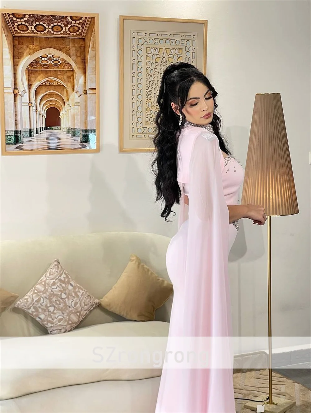 Brautkleid, ärmellos, Satin, Perlen, Kristall, arabisches Etuikleid, rückenfrei, langes, seitlich geschlitztes Abendkleid mit abnehmbarem Umhang, individuell