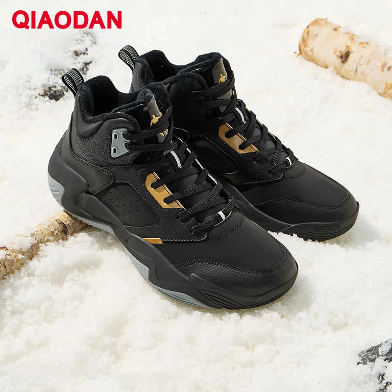 QIAODAN, zapatillas de baloncesto cálidas de terciopelo con superficie de cuero, zapatillas antideslizantes resistentes al desgaste con amortiguación de invierno 2025 para hombre QXA013244120B