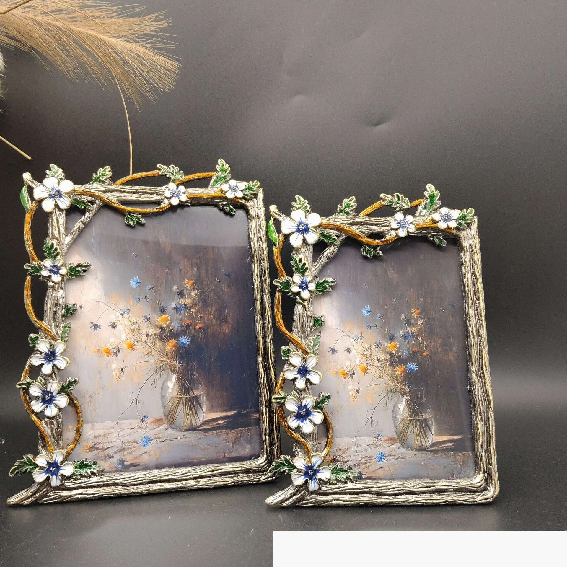 Three-dimensional fashion enamel color metal photo frame, model house soft decoration table ornament metal photo frame