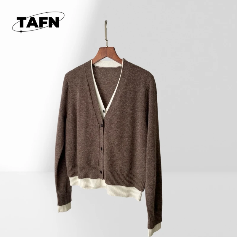 

25 Retro Cashmere Cardigan Sweater – Luxurious Warmth and Timeless Style Classic Design with Modern Comfort for 2025 AI0403