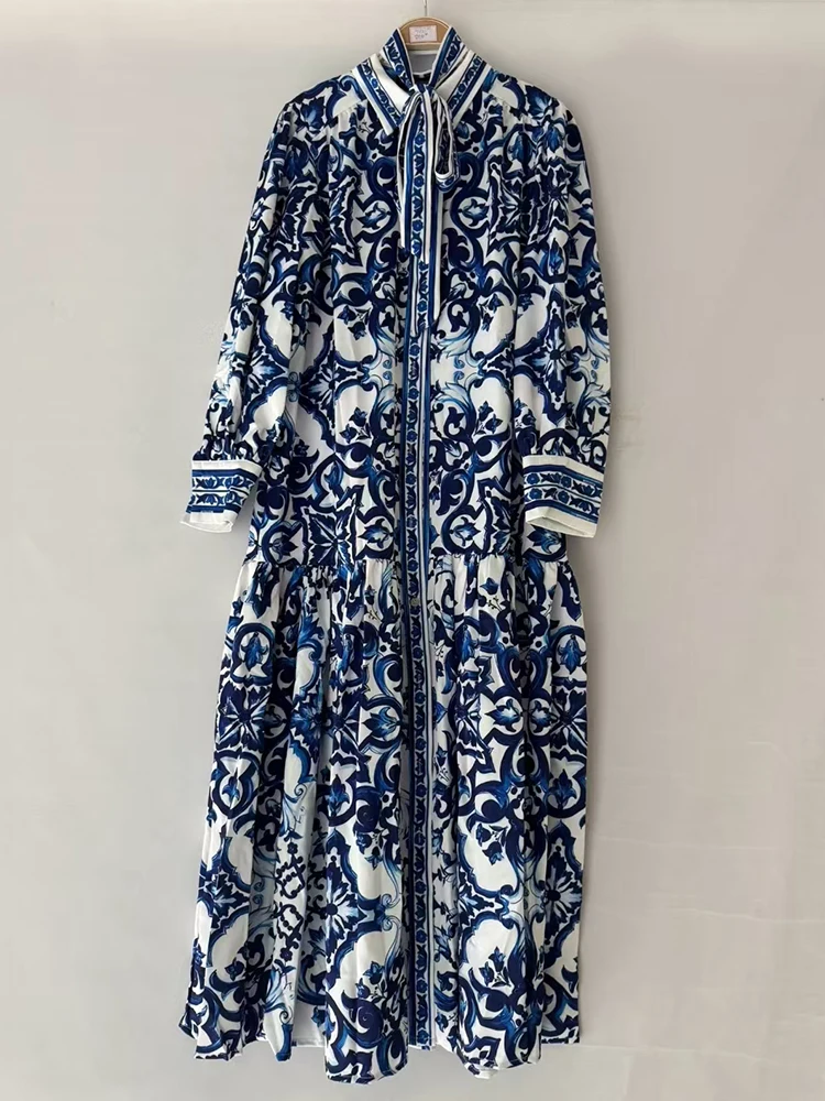 Designer-Hemdkleid mit Revers, einreihig, Krawatte und geraffter Taille, 2025, Herbst-Damenkleid, modisch, plissiert, lockerer, bauschiger Rock