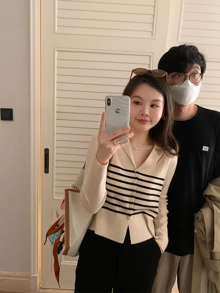 

Классический полосатый вязаный кардиган для женщин, ранняя весна, с длинным рукавом, V-образным вырезом, базовая модель, новый французский стиль, прямой крой.