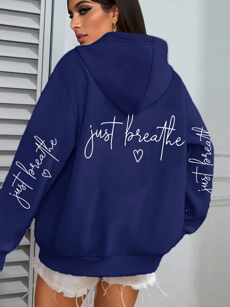 เสื้อฮู้ดผู้หญิงพิมพ์ลาย Just Breathe Love Art Letter สวมใส่ได้กับทุกชุด ผ้าฟลีซ มีกระเป๋า สไตล์ฮิปฮอป เสื้อฮู้ดฤดูใบไม้ร่วง เสื้อผ้าผู้หญิงแนวสตรีท